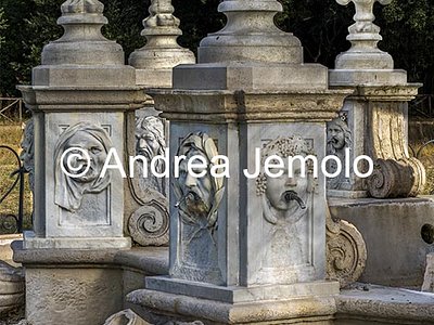 Villa Doria Pamphili Fontana del Cupido - Pilastri ornati con il giglio, emblema dei Pamphili, e  sul frontale e le parti laterali da mascheroni  | Andrea Jemolo