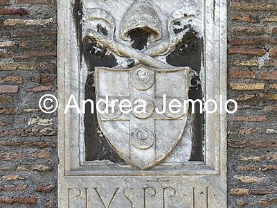 Mura Aureliane Tratto Viale del Policlinico, Ambasciata Britannica - Stemma di Papa Pio II, Enea Silvio Piccolomini | Andrea Jemolo
