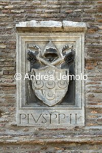 Mura Aureliane Tratto Viale del Policlinico, Ambasciata Britannica - Stemma di Papa Pio II, Enea Silvio Piccolomini | Andrea Jemolo