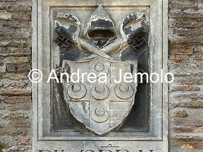 Mura Aureliane Tratto Viale del Policlinico, Ambasciata Britannica - Stemma di Papa Pio II, Enea Silvio Piccolomini | Andrea Jemolo