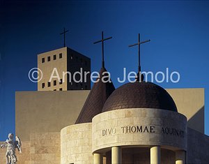 Cappella di San Tommaso d'Aquino a Tor Vergata Esterno - Particolare delle tre croci | Andrea Jemolo