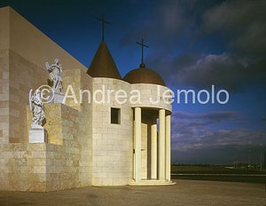 Cappella di San Tommaso d'Aquino a Tor Vergata Facciata con angeli | Andrea Jemolo