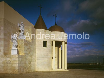 Chapel of San Tommaso d'Aquino in Tor Vergata Façade with angels | Andrea Jemolo
