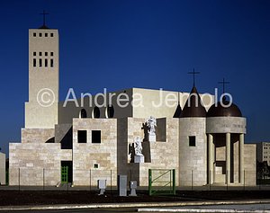 Cappella di San Tommaso d'Aquino a Tor Vergata Visione laterale con uffici parrocchiali | Andrea Jemolo