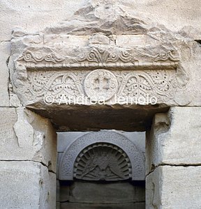 Chiesa copta Frontone con Croce e ghirlanda | Andrea Jemolo