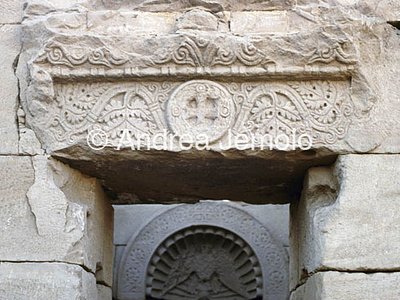 Chiesa copta Frontone con Croce e ghirlanda | Andrea Jemolo