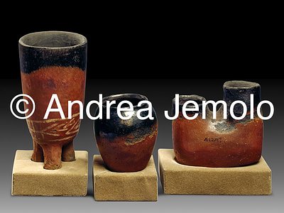 Egyptian museum Vessels in red and black ceramics, Abydos | Andrea Jemolo