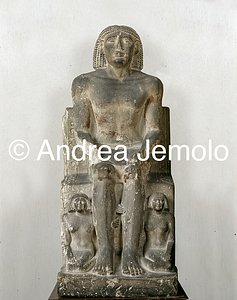 Museo Egizio Uomo seduto con due donne inginocchiate | Andrea Jemolo