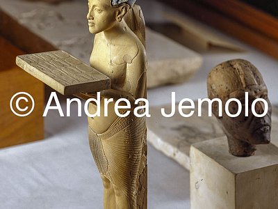 Egyptian museum Akhenhaton in action of offer, Tell el-Amarna | Andrea Jemolo