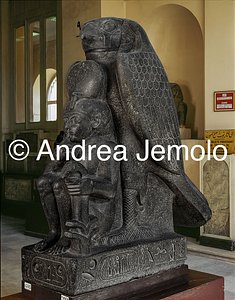 Museo Egizio Ramses II come un bambino col dio Hurun, Tanis | Andrea Jemolo