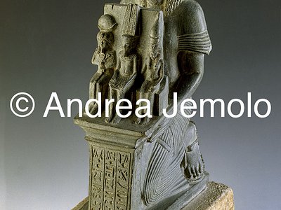 Egyptian museum Ramsesnakht offers the triad teban in throne | Andrea Jemolo