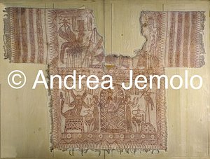 Museo Egizio Abito sacro di lino con iscrizioni rosse | Andrea Jemolo