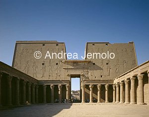 Tempio di Horus Cortile verso il pilone | Andrea Jemolo