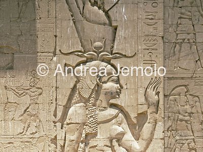 Temple of Horus Pylon - Hathor goddess with his crown | Andrea Jemolo