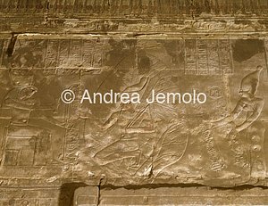 Tempio di Horus Cappella del Trono - rilievo accanto alla porta | Andrea Jemolo