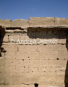 Tempio di Hathor Reliquiario di Osiride - parete occidentale del cortile | Andrea Jemolo