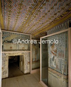 Tomba di Sennefer ( n°96 ) Sala quadrata con l'entrata | Andrea Jemolo