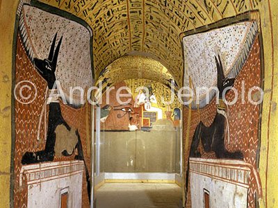 Tomba di Pa-schedu ( n°3 ) Entrata alla camera con pitture di Anubis | Andrea Jemolo