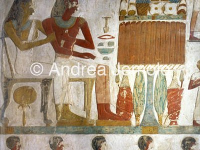 Tomba di Benja ( n° 343) Genitori del defunto e il tavolo delle offerte | Andrea Jemolo