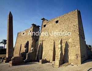 Temple Pylon with colossal statues | Andrea Jemolo