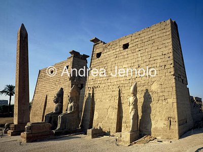 Temple Pylon with colossal statues | Andrea Jemolo