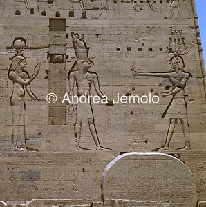 Tempio di Iside Rilievo con Hathor, Horus e Tolomeo XII | Andrea Jemolo