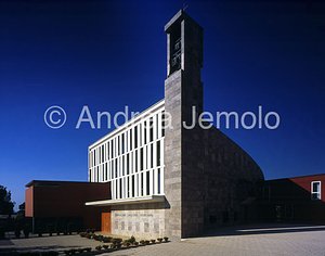Chiesa e centro parrocchiale di Santa Maria Josepha Visione d'insieme del complesso | Andrea Jemolo