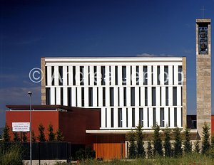 Chiesa e centro parrocchiale di Santa Maria Josepha Aula verso il presbilterio | Andrea Jemolo