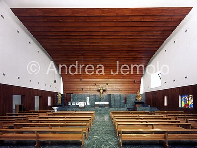 Church and parish center Santa Maria Josepha Big glass door of the church | Andrea Jemolo