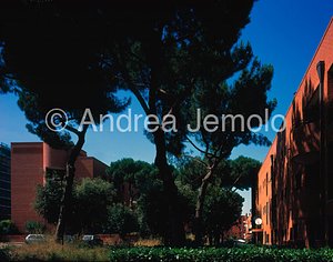 Complesso residenziale La Casa intorno agli alberi Visione d'insieme con gli alberi | Andrea Jemolo