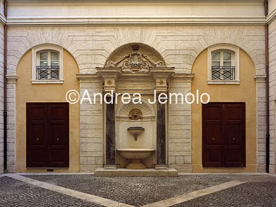 Palazzo Alberini Cortile verso la fontana | Andrea Jemolo