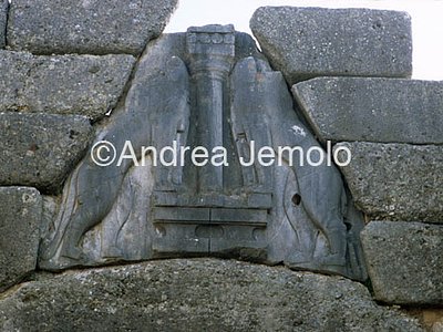 The Lion Gate Two lionesses | Andrea Jemolo