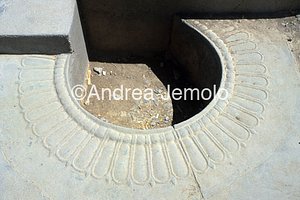 Wedges for the hinges of a front door  | Andrea Jemolo