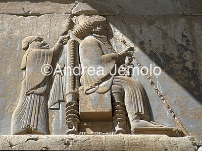 Palazzo delle cento colonne Re Serse seduto sul trono | Andrea Jemolo