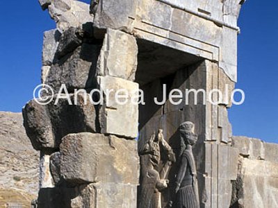 Palazzo delle cento colonne Porta con lotta con grifone | Andrea Jemolo