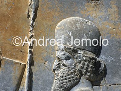 Palazzo delle cento colonne Porta con re in trono - guerriero medo | Andrea Jemolo