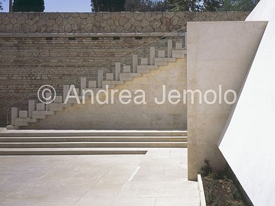 The Shrine of the Book Staircase toward the courtyard of access | Andrea Jemolo