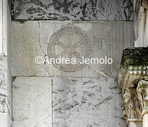 Basilica di San Giovanni Battista Pluteo con Chrismon e due Croci | Andrea Jemolo
