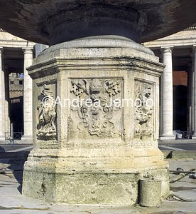 St. Peter' s Square Fountain to the right of the square - Detail | Andrea Jemolo