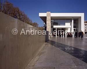 Ara Pacis Museum Fountain toward the entrance | Andrea Jemolo