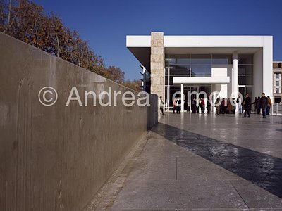 Ara Pacis Museum Fountain toward the entrance | Andrea Jemolo
