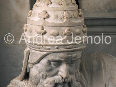 San Pietro in Vincoli Mausoleum of Giulio II - Giulio II – visage and tiara | Andrea Jemolo
