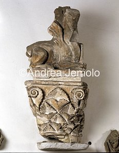 Sant' Ambrogio Capitello con simbolo di San Luca - Stucco | Andrea Jemolo