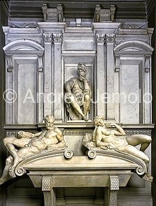 San Lorenzo - Cappelle Medicee - La Sagrestia nuova Tomba di Lorenzo de’ Medici - visione d' insieme | Andrea Jemolo
