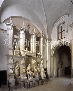 San Pietro in Vincoli Mausoleum of Giulio II - General view with windows | Andrea Jemolo