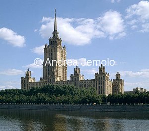 Stalinist skyscraper Hotel Ukraina | Andrea Jemolo
