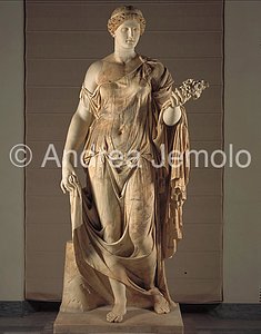Archaeological National museum Farnese Collection - Flora Farnese - front | Andrea Jemolo