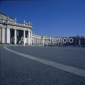 St. Peter' s Square Colonnade | Andrea Jemolo