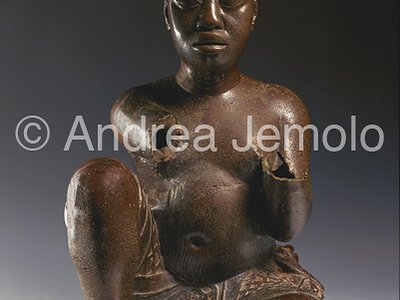 Nigerian National Museum Figura seduta - Tada | Andrea Jemolo
