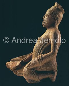 Nigerian National Museum Woman seatting - terracotta - Ife | Andrea Jemolo